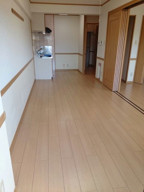 丸福マンションの居間写真