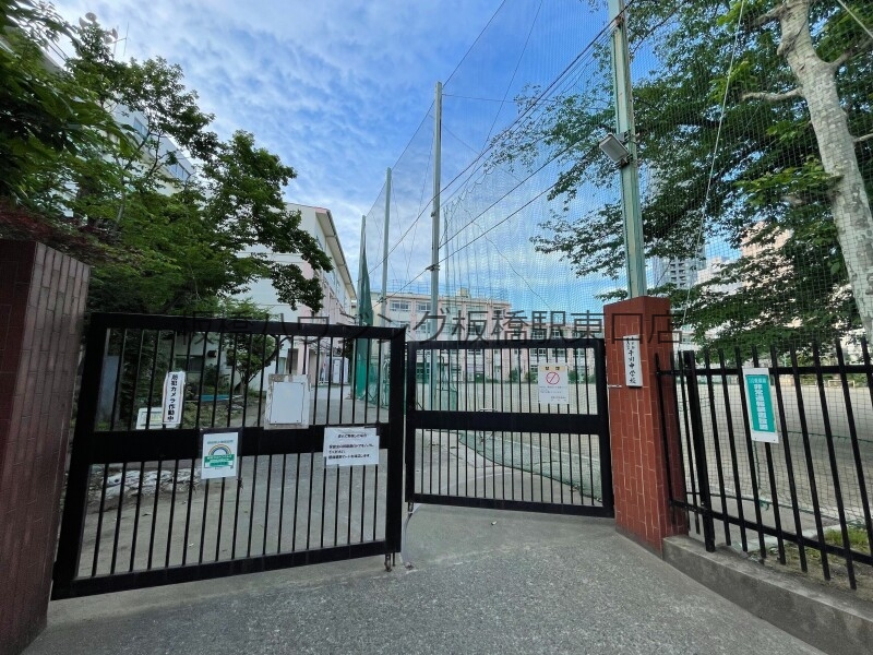 中学校　豊島区立千川中学校（中学校）まで611m