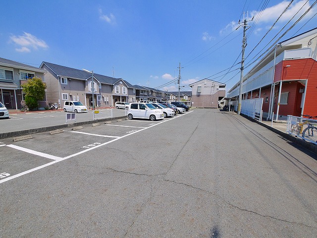 駐車場　車をお持ちの方に嬉しい駐車場付きの物件です