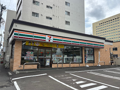 コンビニ　セブンイレブン 札幌医大前店（コンビニ）まで107m