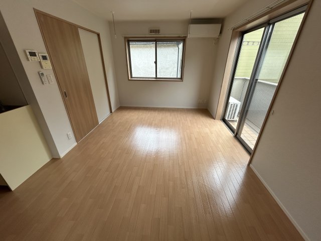 居室・リビング　別号室参考写真です。