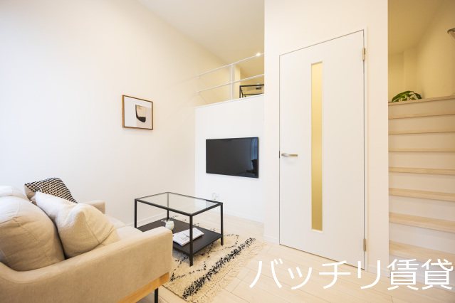 居室・リビング　同シリーズの別号室の画像。現況優先。家具等はイメージ画像にな