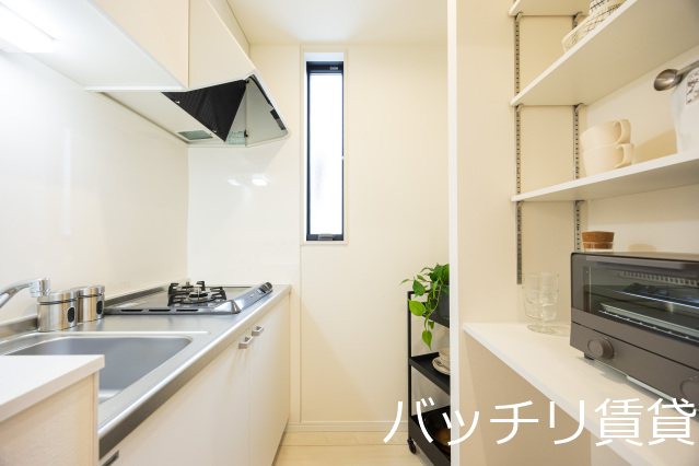 キッチン　同シリーズの別号室の画像。現況優先。家具等はイメージ画像にな