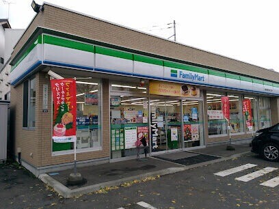 コンビニ　ファミリーマート札幌月寒東5条16丁目店（コンビニ）まで532m
