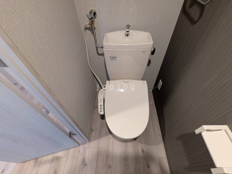トイレ　嬉しい温水洗浄便座付きのトイレです。