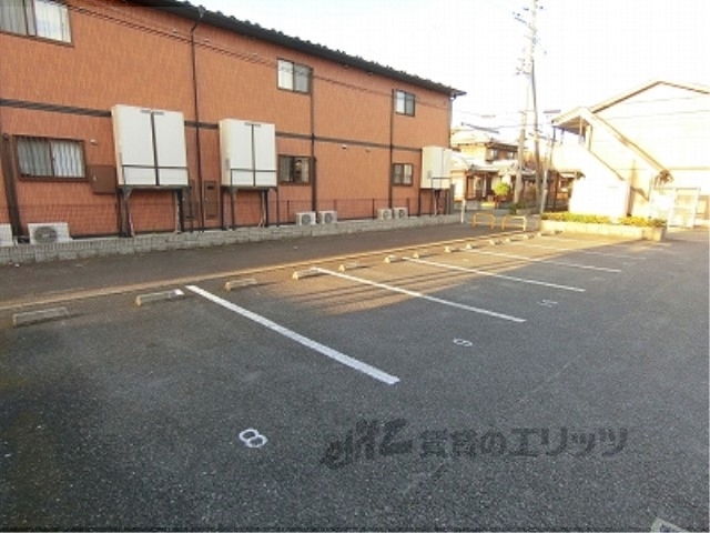 【東近江市聖徳町のアパートの駐車場】