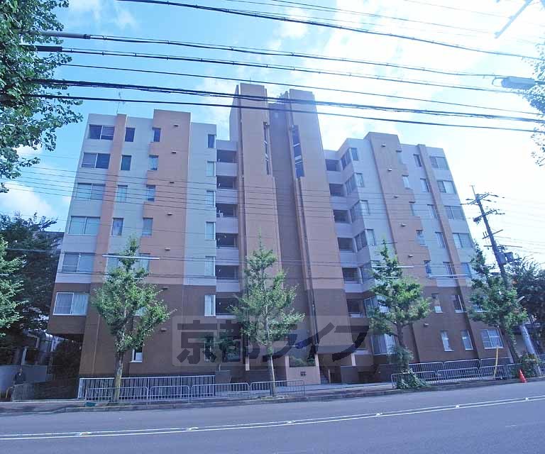 京都市右京区嵯峨新宮町のマンションの建物外観