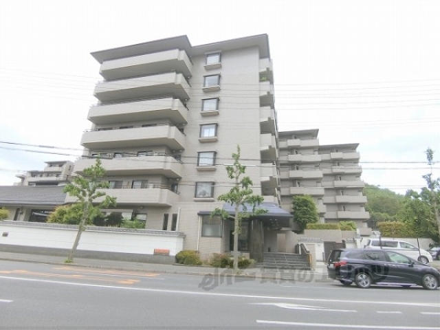 京都市左京区上高野西氷室町のマンションの建物外観