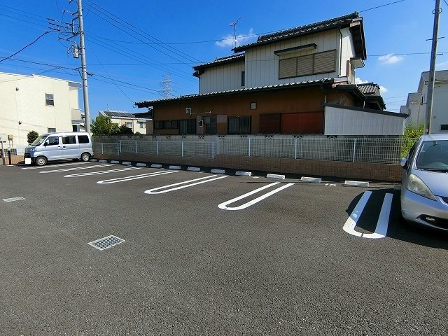 【伊勢崎市境女塚のアパートの駐車場】