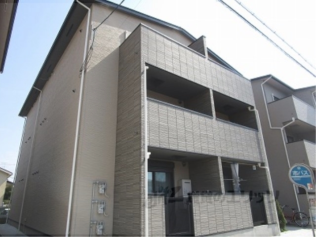 京都市西京区松尾木ノ曽町のアパートの建物外観