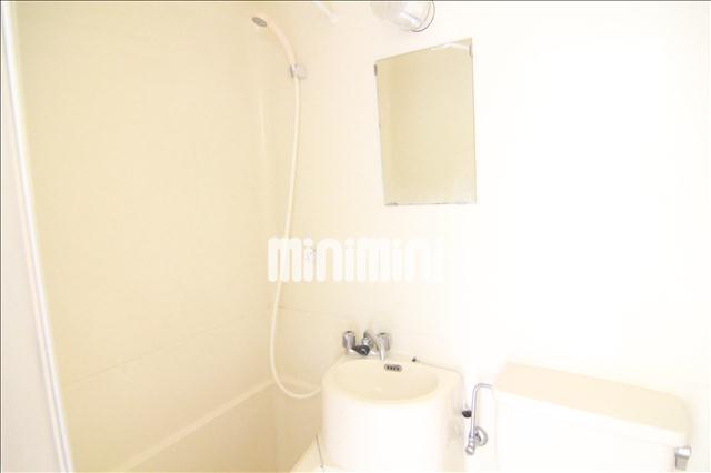 洗面設備　洗面台はお風呂の隣にあります