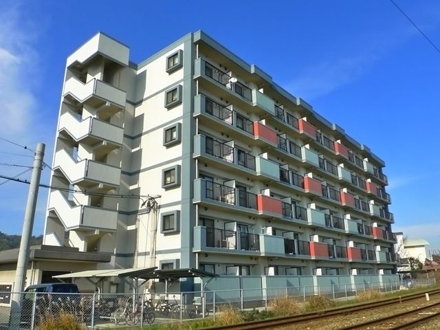 北九州市若松区古前のマンションの建物外観