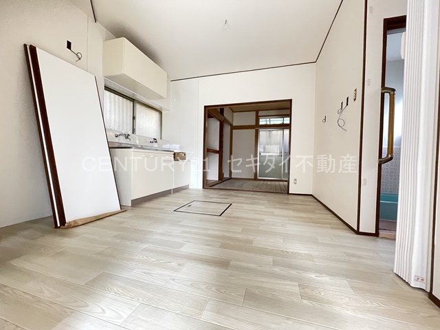 山本町北7丁目ガレージ付き戸建ての居間写真