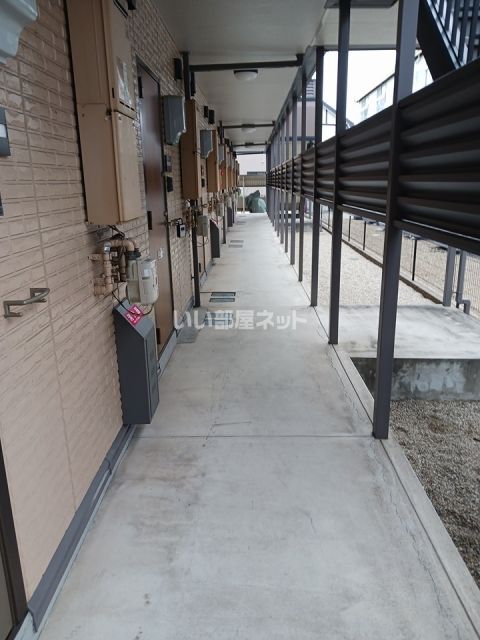 【西尾市寄住町のアパートのエントランス】