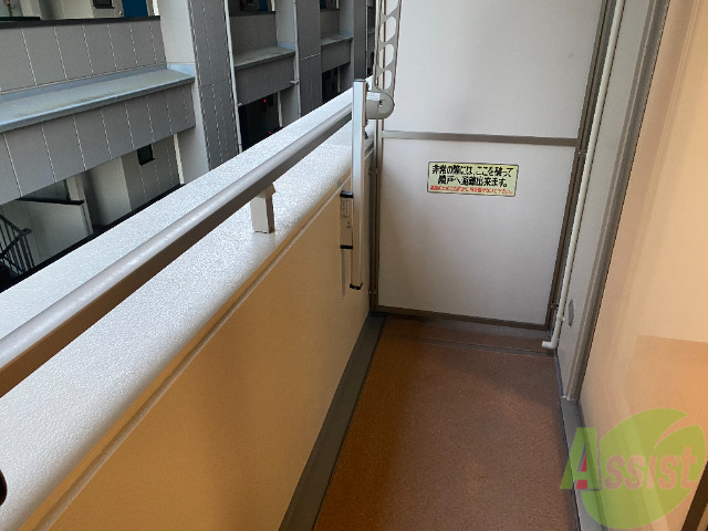 バルコニー　充分な広さなので、お布団も干せちゃいますね。