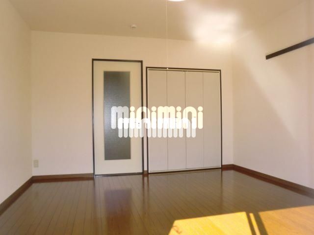 居室・リビング　照明器具やエアコン完備のお部屋です。