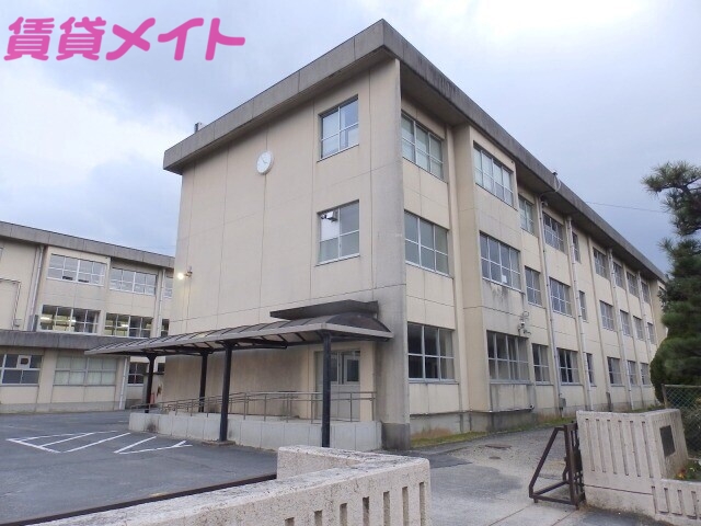 【四日市市山城町のアパートの中学校】