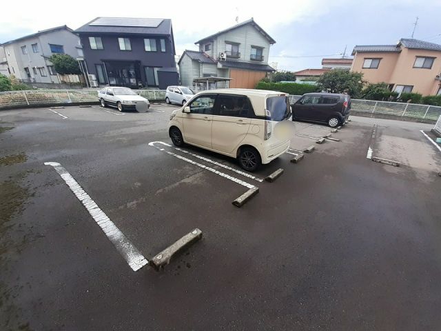 【ラッフィナートIIIの駐車場】