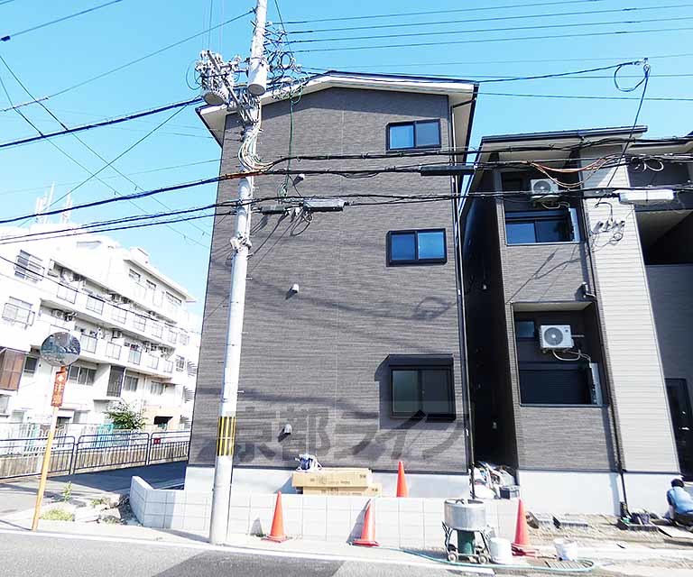 京都市伏見区石田大山町のアパートの建物外観