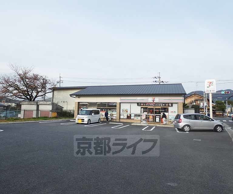 【京都市伏見区石田大山町のアパートのコンビニ】