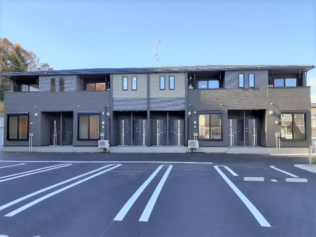 茅野市宮川のアパートの建物外観