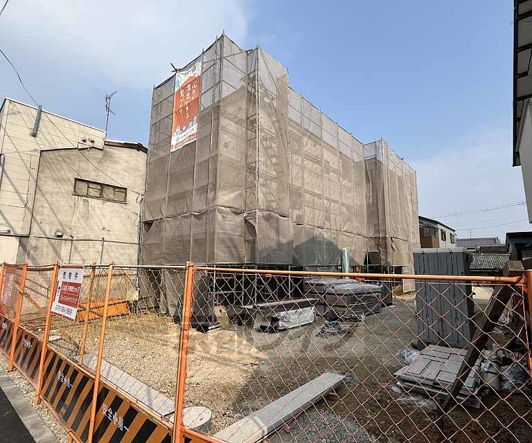 向日市鶏冠井町のアパートの建物外観