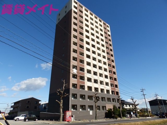 【鈴鹿市平田東町のマンションの建物外観】