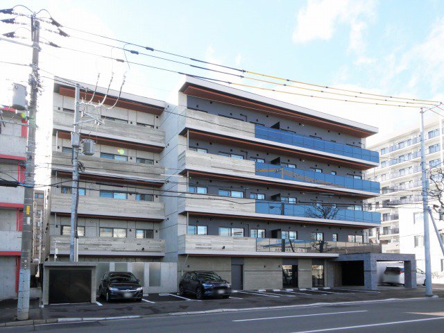 札幌市西区二十四軒二条のマンションの建物外観