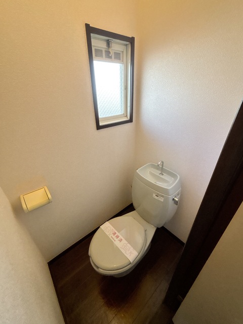 トイレ　★窓があるので換気がしやすいです★