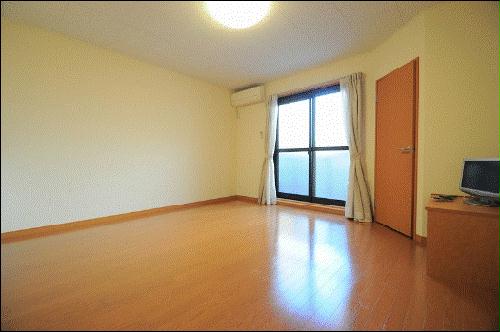 居室・リビング　備品や設備仕様は号室等により異なります現地をご確認下さい。