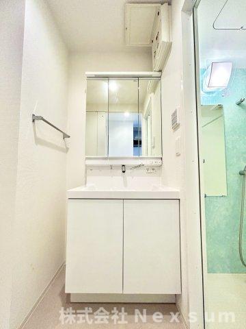 洗面設備　明るい洗面所です