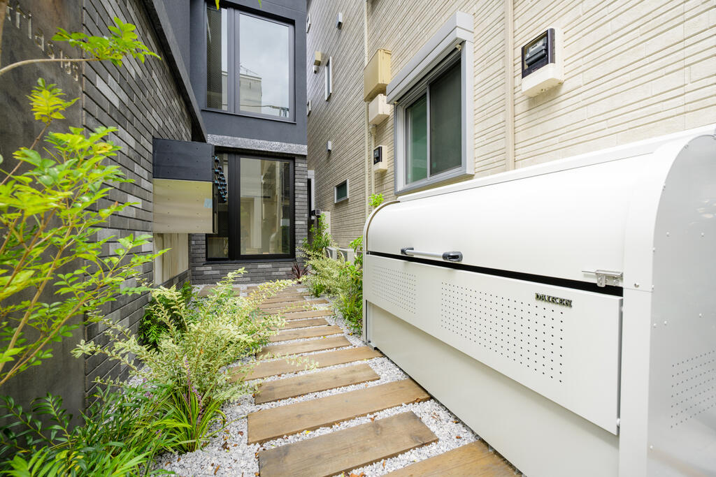 エントランス　敷地内ごみ置き場あり