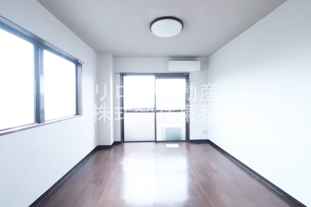 居室・リビング　２面採光なので、明るく風通しのよい過ごしやすいお部屋です♪