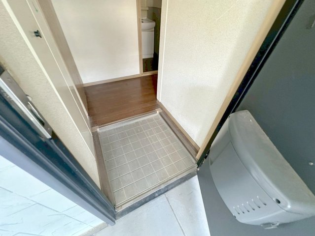 玄関　玄関に入るとお部屋まで一直線、明るい光が差し込みます。