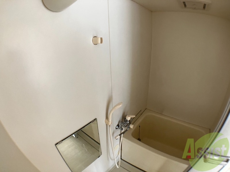 バス・シャワールーム　浴室は狭すぎず、シャワーも浴びやすそうです。