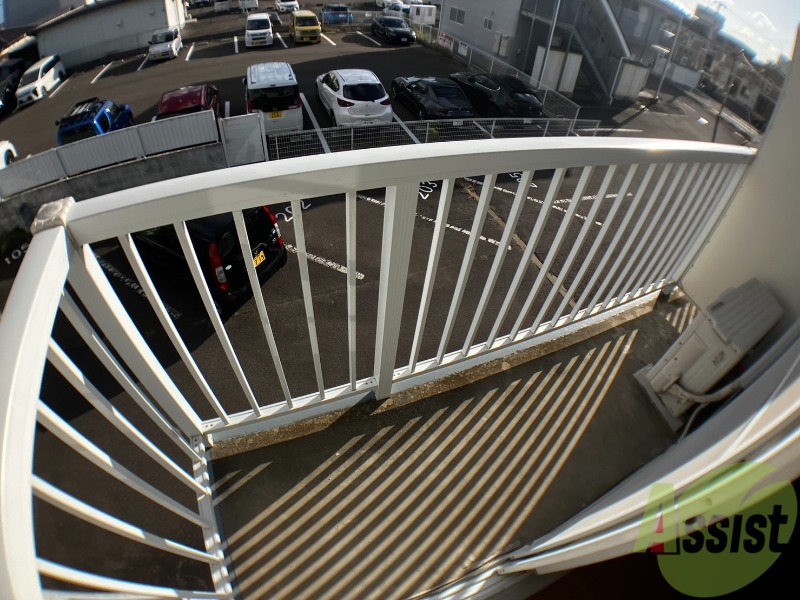 バルコニー　バルコニーは洗濯物を干すのに十分な広さがありますね。