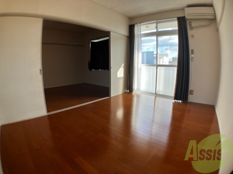 居室・リビング　６帖の洋室です。生活のメインとなる部屋ですね。