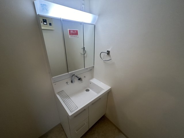 洗面設備　便利な三面鏡☆収納スペースもあります♪