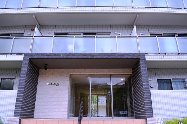 建物外観　分譲仕様！オートロックでパティオがある防犯面に優れます！