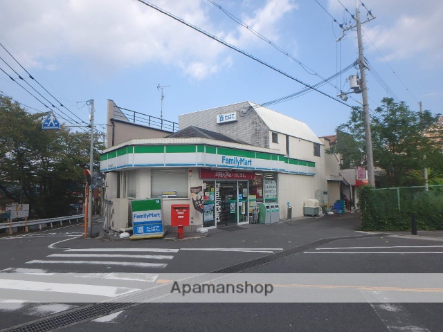 コンビニ　ファミリーマート（コンビニ）まで879m