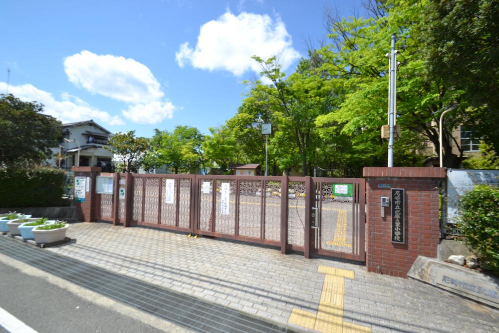 小学校　尼崎市立武庫の里小学校（小学校）まで194m