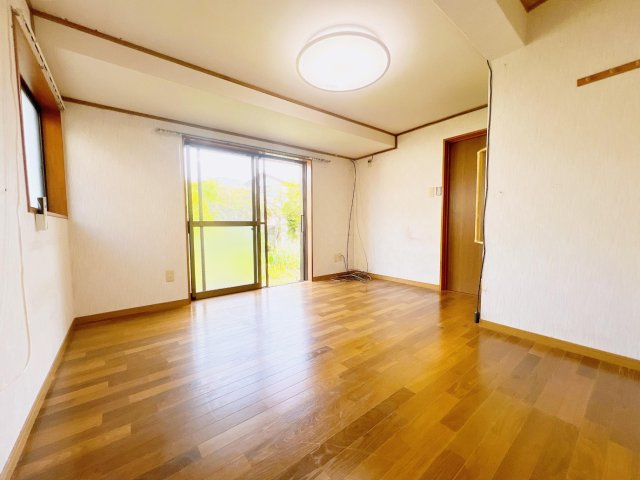 居室・リビング　新たに増築されており、綺麗な部屋です。大きなクローゼット付き