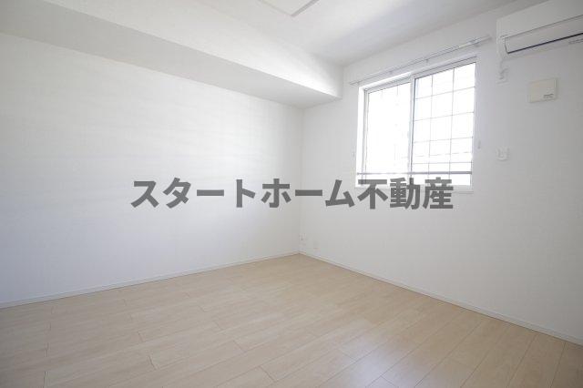 その他部屋・スペース　落ち着いた色調の寝室です