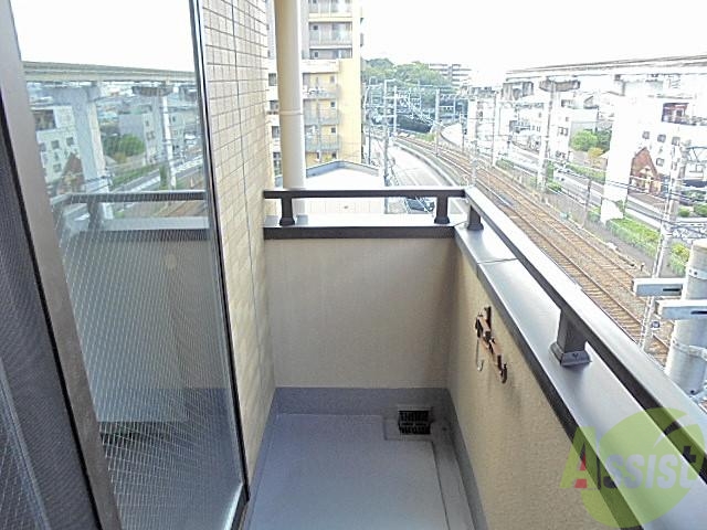 バルコニー　こちらのバルコニーで洗濯物を干してくださいね～～。