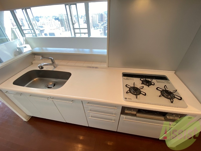 キッチン　システムキッチン完備で３口ついているので料理もできます！