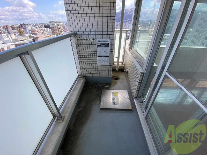 バルコニー　バルコニーは幅があり、広い印象を受けました。