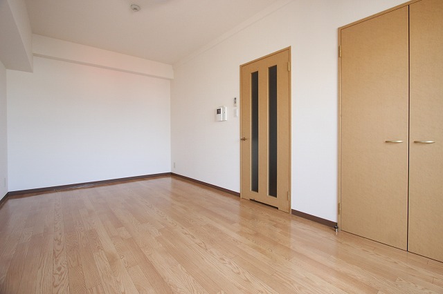 居室・リビング　同物件、別号室のものです。