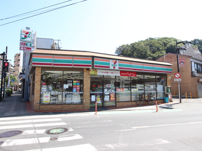 コンビニ　セブンイレブン逸見店（コンビニ）まで611m