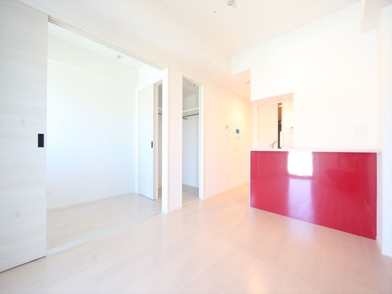 居室・リビング　ＬＤＫ8.9帖　洋室2.4帖　つなげても仕切っても使えます