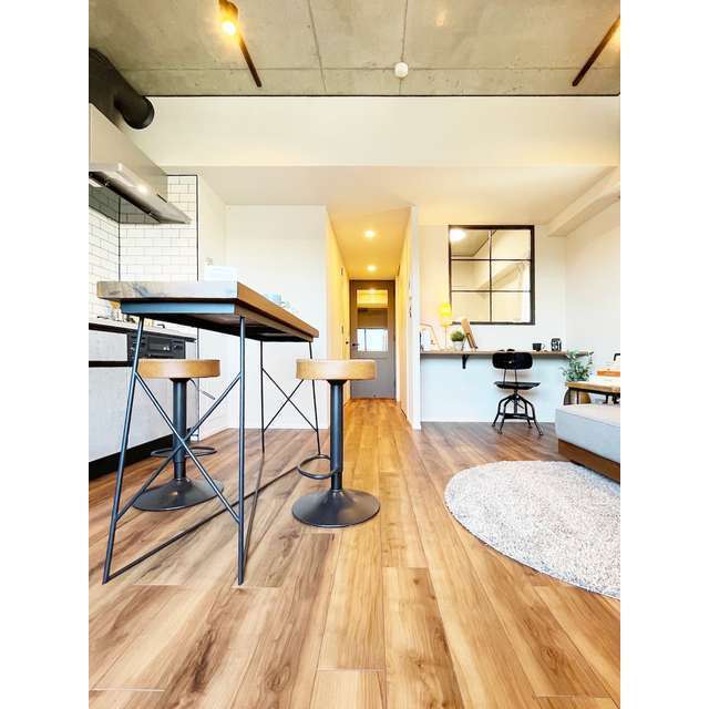 居室・リビング　【家具／調度品に関しては配置例を示したものであり、実際の賃貸